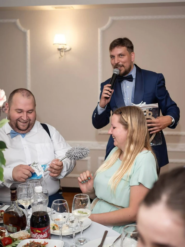 Реквизит за столом